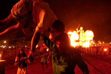 鎖で敵をなぎ倒す！迫力バトル満載『マーク・アントニー』アクショントレーラー 画像