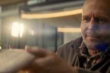 実の父親そっくり!? 娘役が語る、ジェイソン・ステイサム“父の顔”『ワーキングマン』愛娘との心温まる場面カット 画像