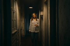 廃墟の町で失踪したYouTuberたちの事件伝えるニュース映像『シェルビー・オークス』新場面写真も 画像