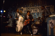 マイケル・J・フォックスも伝説のギターを捜索！『バック・トゥ・ザ・フューチャー』特別映像 画像