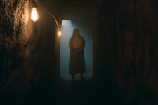 誰もいるはずのない廃墟の街に謎の老婆が…その正体は？『シェルビー・オークス』本編映像＆場面写真 画像