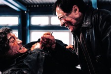 ジャッキー・チェンvsレオン・カーフェイ、ベテラン同士の壮絶ナイフバトル！『シャドウズ・エッジ』本編解禁 画像