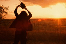 朝焼けに映えるチェーンソーダンス『悪魔のいけにえ』伝説のラストシーン到着 入プレは「非売品オリジナルステッカー」 画像