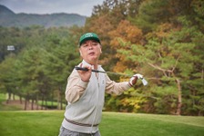 金なし、コネなし、ゴルフ経験なし…ハ・ジョンウが臨む波乱の接待ゴルフの行方は!?『ロビー！』予告編 画像