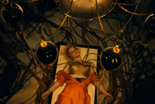 銃撃にカーチェイス、狂乱のダンス…愛と破壊の逃避行映し出す『ザ・ブライド！』本予告 画像