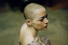 エマ・ストーン「あなたも剃れば連帯感が出る」映画『ブゴニア』重要な丸刈りシーンの裏話が明らかに 画像