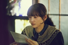 綾瀬はるか＆妻夫木聡ら実力派俳優陣のエモーショナルな瞬間を切り取る『人はなぜラブレターを書くのか』場面写真 画像