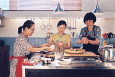 看板メニューはおにぎり　ヘルシンキの小さな食堂描く『かもめ食堂』20周年記念で2週間限定上映 画像