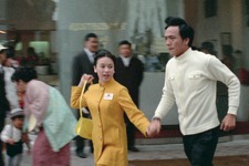 ジュディ・オングが1970年の大阪万博を駆け回る『万博追跡 2Kレストア版』場面写真 画像