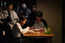 “息子”山時聡真が“難病の母”菅野美穂の爪を切る場面も…『90メートル』笑顔あふれる撮影現場のメイキング写真 画像