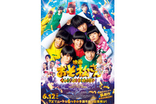 新たな装いの6人の姿も…中村悠一ナレーションの実写『おそ松さん 人類クズ化計画!!!!!?』予告編 画像