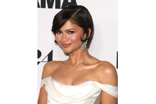 ゼンデイヤ、結婚のうわさについて言及 SNSで拡散された結婚写真は「AIであり本物ではない」 画像