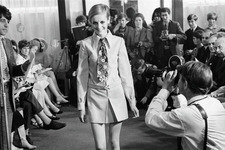 60年代を象徴する“ミニの女王”捉える『ツイッギー』ポール・マッカートニーらが魅力語る本編映像 画像