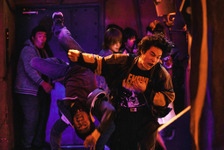 犯人が宙を舞う…水上恒司の豪快なラリアット、東方神起ユンホは華麗なハイキック披露『TOKYO BURST-犯罪都市-』場面写真 画像