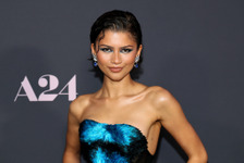 ゼンデイヤ、『The Drama』公開初週に映画館でファンにサプライズ ロバート・パティンソンの“エドワード”Tシャツ着用 画像