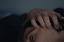 双眼鏡の先に見えたゴミ袋の中身とは…『KEEPER／キーパー』本編映像＆不気味さ満載の場面写真 画像