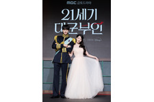 「21世紀の大君夫人」最も視聴された韓国ドラマに！「眼福カップル」IU×ビョン・ウソクのインタビュー＆吹替え版予告編到着 画像