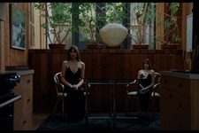 「どういうこと…？」サイズの違う美女の正体は…『KEEPER／キーパー』本編クリップ 画像