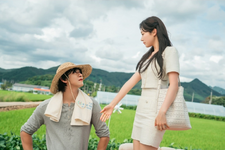 アン・ヒョソプが村人たちの勢いに圧倒されキムチを漬ける？「本日も完売しました」1話・2話ビハインド映像公開 画像