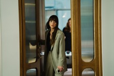 知的スタイルから華やかドレス姿まで『マテリアリスト 結婚の条件』ダコタ・ジョンソン”ルーシー”のファッションに注目 画像