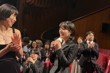 岸井ゆきの、涙ながらに監督と抱擁も　浅野忠信「自然に涙が流れ…」カンヌ「ある視点」部門で公式上映『すべて真夜中の恋人たち』 画像