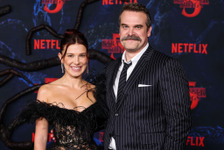 「ストレンジャー・シングス」ミリー・ボビー・ブラウン&デヴィッド・ハーバー、Netflixの新作ドラマの父娘役で再共演へ 画像