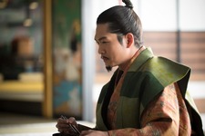 「豊臣兄弟！」第27回あらすじ・場面写真　信長が家康を接待していたが、食事に毒が盛られていたことが発覚…7月12日放送 画像