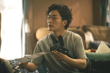 橋本環奈×チェ・ジョンヒョプ「バカンスの法則」に映画監督・松居大悟が出演　勝地涼“紺太”に密着する有名番組ディレクター役 画像