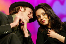 ミラ・クニス、アシュトン・カッチャーの誕生日にサプライズ・パーティー開催 画像