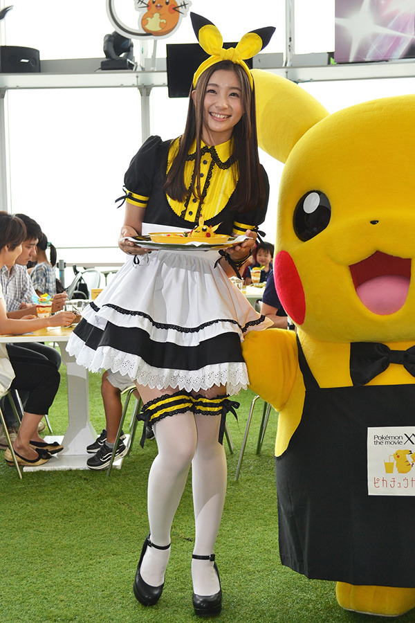 足立梨花 メイド服でアルバイトデビュー 理想のパートナーは ピカチュウ店長 3枚目の写真 画像 Cinemacafe Net