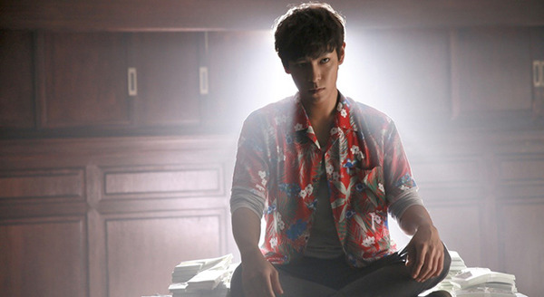 予告編】「BIGBANG」T.O.P、妖艶なキスシーンお披露目！『タチャ-神の