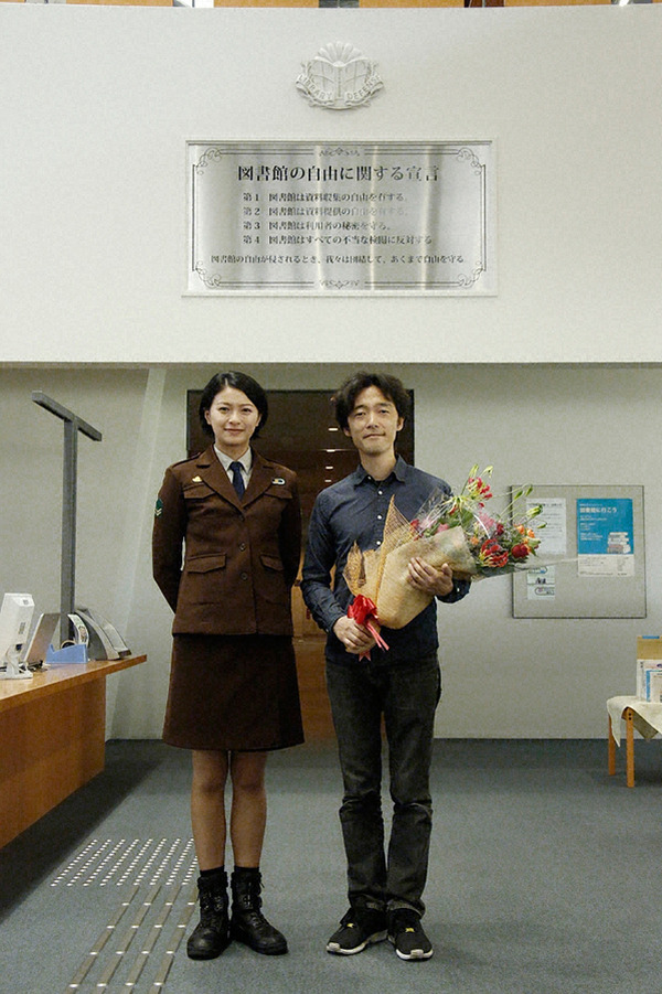 岡田准一 図書館戦争 ロケ地にパネル贈呈 とっても思い出深い場所 Cinemacafe Net