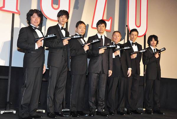 前代未聞!? 西島秀俊、松坂桃李らもたけしと一緒に並んでコマネチ