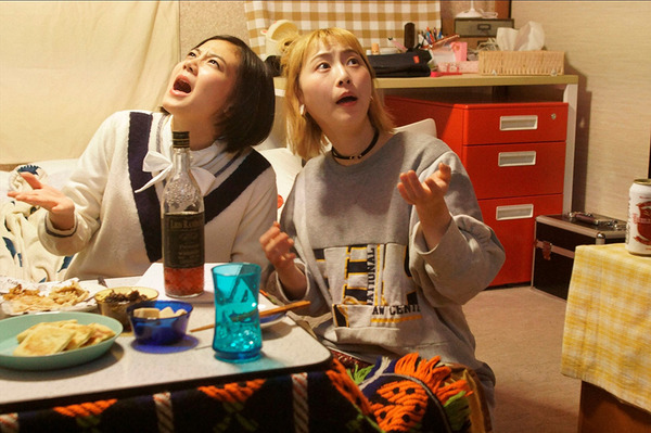 清水富美加＆松井玲奈、顔面洗濯バサミから爆発まで!? バラエティ満載