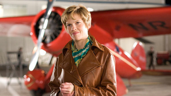 H・スワンクが最も有名なアメリカ人女性パイロットに！ 『アメリア
