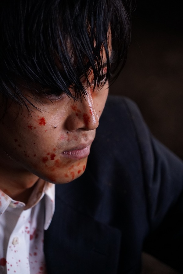 松坂桃李、血まみれでも色っぽい…『孤狼の血』場面写真公開