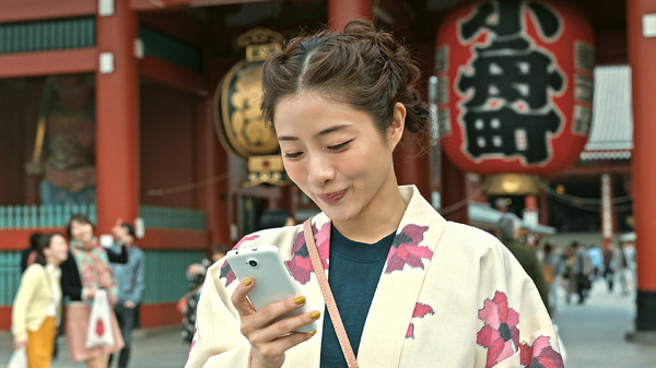 石原さとみ、浅草で瓦割り！ 春ムードな服装も注目「Find my Tokyo