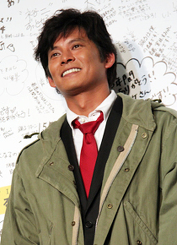 青島コートに身を包んだ織田裕二 ファイナルへと導いた15年前の 予感 を激白 2枚目の写真 画像 Cinemacafe Net