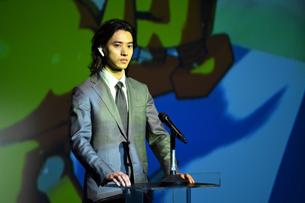 山崎賢人“那由他”のスーツ姿に「ため息でるほどかっこいい」「スーツ姿