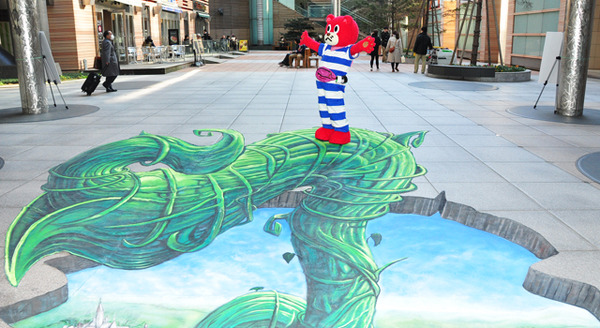 地面を突き破る豆の木がニョキ！ ギネス認定の芸術家のトリックアート