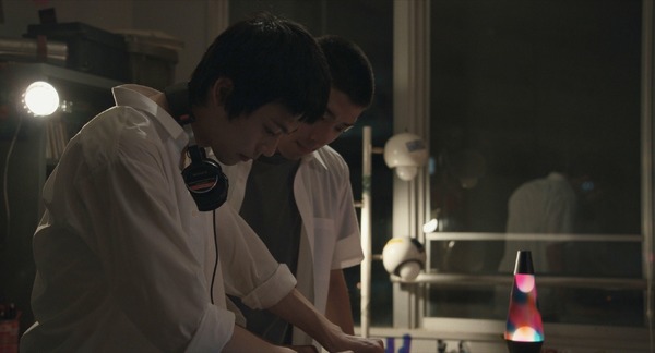 空音央監督「運命的な出会い」夜の学校でDJ…仲良し5人組を映す