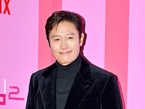 イ・ビョンホン　直筆サイン色紙　イカゲーム　証拠あり　韓流　韓国俳優　이병헌 700772.jpg