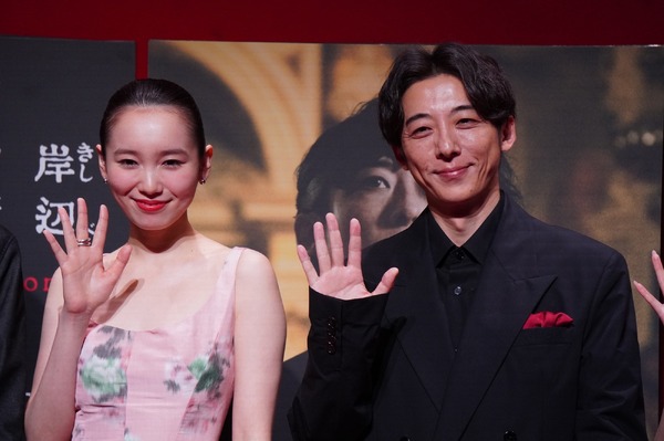 高橋一生と飯豊まりえ、結婚後初めてのツーショット！まったく同じ