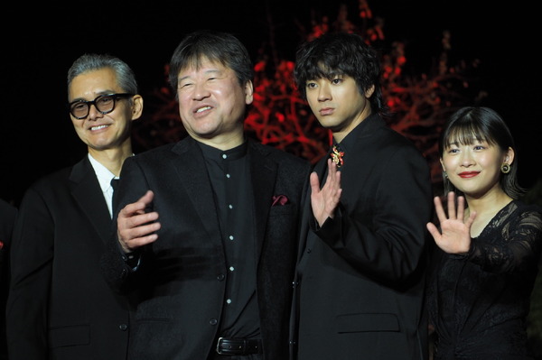 吉沢亮＆橋本環奈＆中川大志＆渡邊圭祐が集結『ブラックナイト