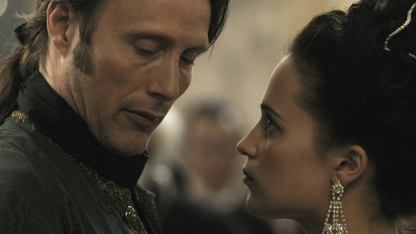 マッツ・ミケルセン、色気ダダ漏れのダンスシーン解禁『ロイヤル