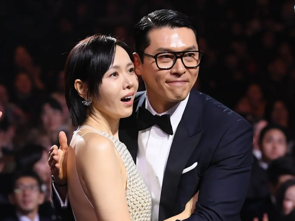 ヒョンビンとソン・イェジン直筆サイン入り2Lサイズ写真 ヒョンビンと