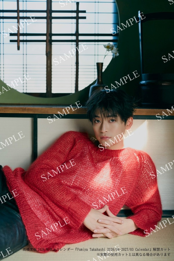 高橋文哉、“オトナでスタイリッシュ”なカレンダー25歳誕生日に発売 2枚