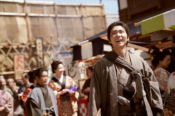 林遣都主演の時代劇がクランクアップ！ヒロイン松岡茉優はホームシック