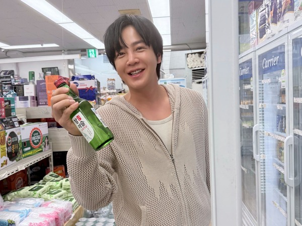 アジアのプリンス」チャン・グンソクがスーパーで“焼酎探し”!?飾らない