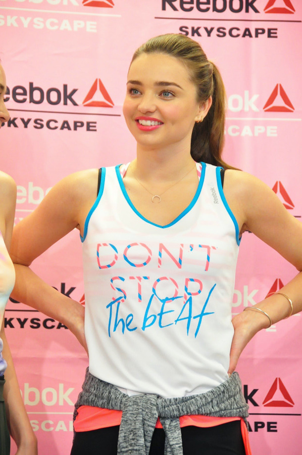 ミランダ カー 1時間半の 遅刻 も笑顔でヨガ 14枚目の写真 画像 Cinemacafe Net